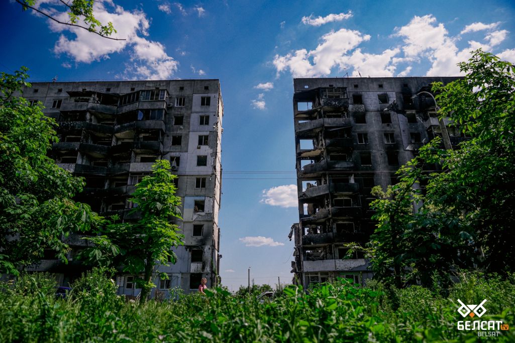 Знішчаны авіяўдарамі шматкватэрны дом у цэнтры Барадзянкі. (Фота: Алесь Усцінаў / Белсат)