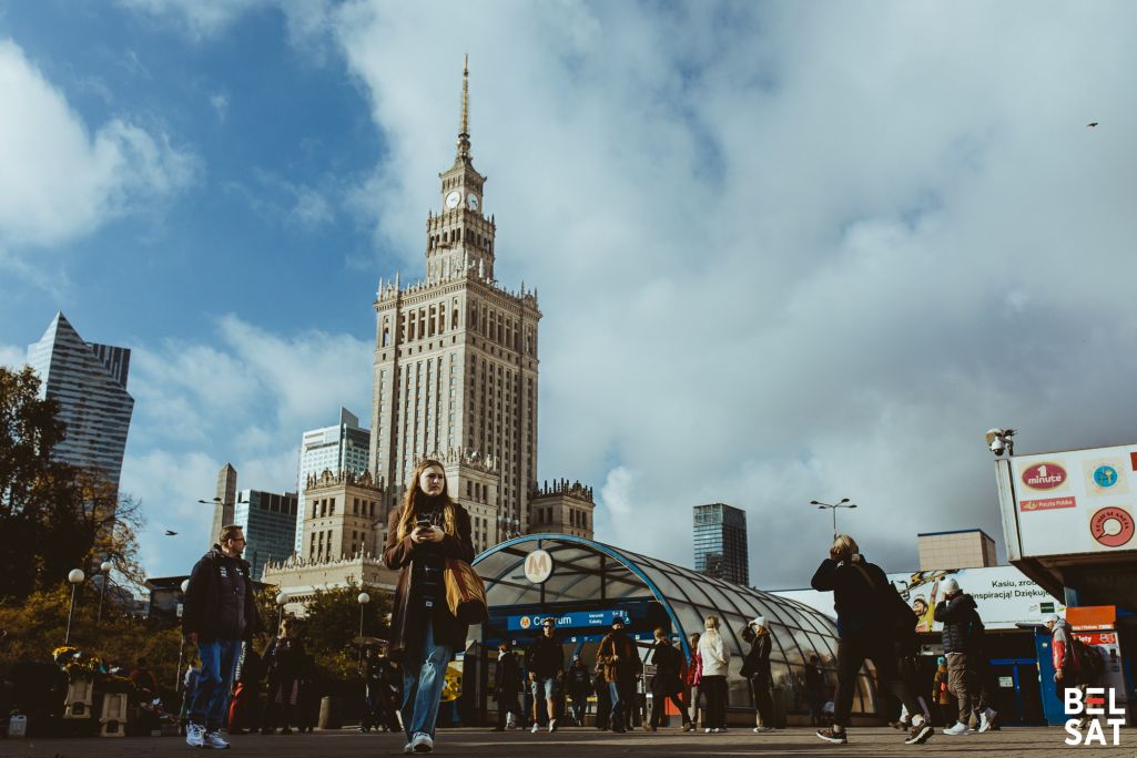 Людзі ідуць па цэнтры Варшавы, Польшча. 23 кастрычніка 2024 года. Фота: Белсат