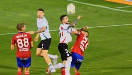 Zoran Arsenić wystawia rękę w kierunku żeber Petara Stojanovicia odpychając go. To może nie był faul, ale to mogło spowodować odruchowe odchylenie ręki... (kadr: Canal Plus) 