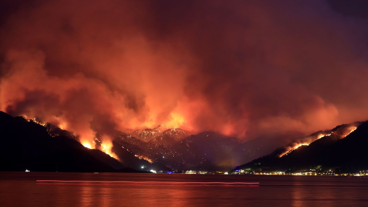 Co najmniej pięć osób zginęło w pożarach w Manavgat (fot. PAP/EPA) Co najmniej pięć osób zginęło w pożarach w Manavgat (fot. PAP/EPA)