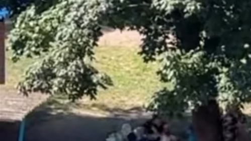 Магілёская выхавацелька побач з дзецьмі. Фота: скрыншот з відэа