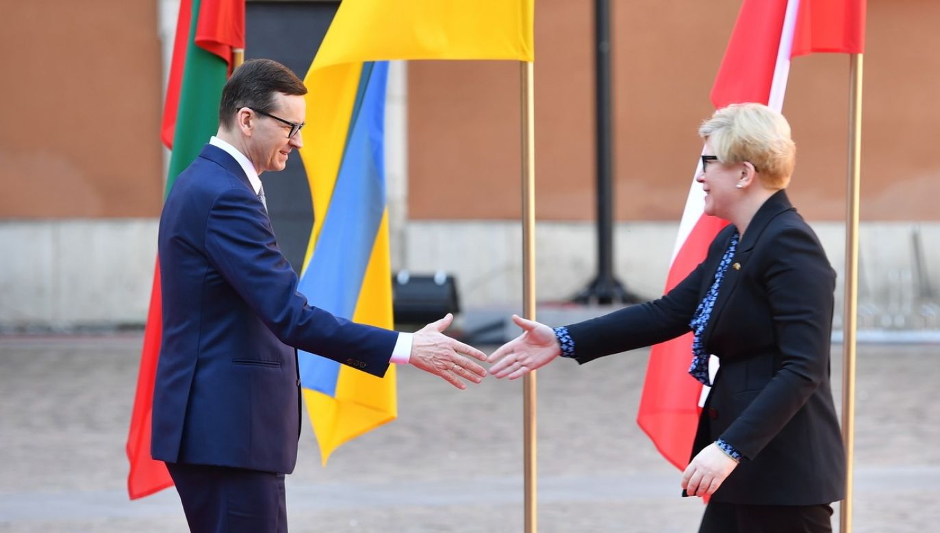 Prime Ministers Mateusz Morawiecki of Poland and Ingrida Simonyte of Lithuania greet each other before the meeting of Heads of Government of the Lublin Triangle countries, 14 March 2022 at the Royal Castle in Warsaw, Poland. Photo: PAP/Radek Pietruszka