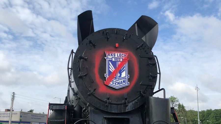 Kibice Lechii zdewastowali lokomotywę przy Stadionie Miejskim w Poznaniu (fot. TT/przemek Jarmużek)