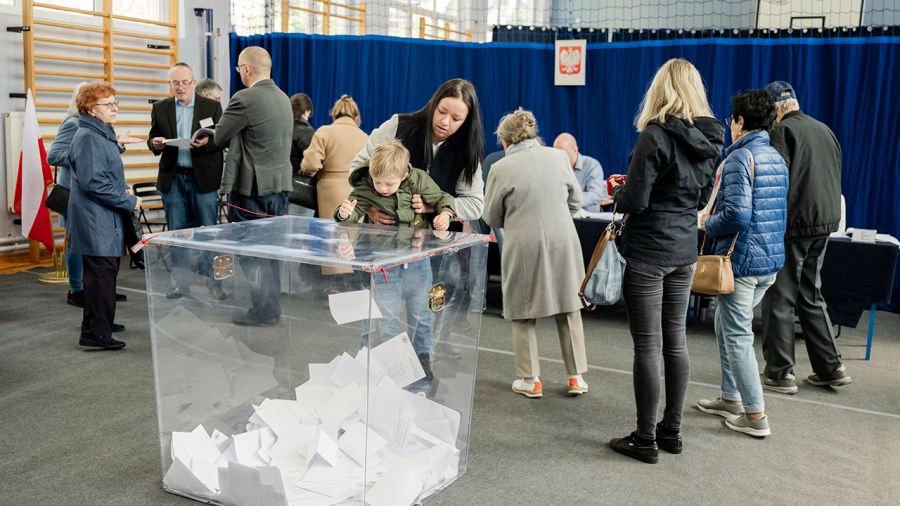 PKW opublikowała nowe dane dotyczące frekwencji w wyborach (fot. Wojciech Grzedzinski/Getty Images)