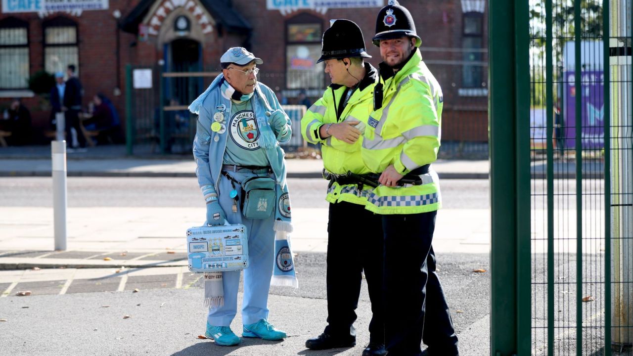 Jeden z kibiców Manchesteru City rozmawia z policjantami (fot. Getty)