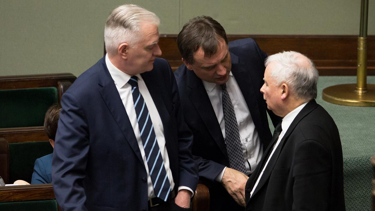 Dostajemy ułożony na nowo rząd, w którym zapędy zbyt łapczywych koalicjantów tonować ma sam Jarosław Kaczyński, występujący w nowej roli koordynatora pracy trzech resortów w randze wicepremiera (fot. Forum)