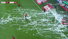 Betclic 1 Liga. GKS Tychy – Polonia Warszawa. Serpentyny na murawie! Mecz został przerwany (fot. TVP SPORT)