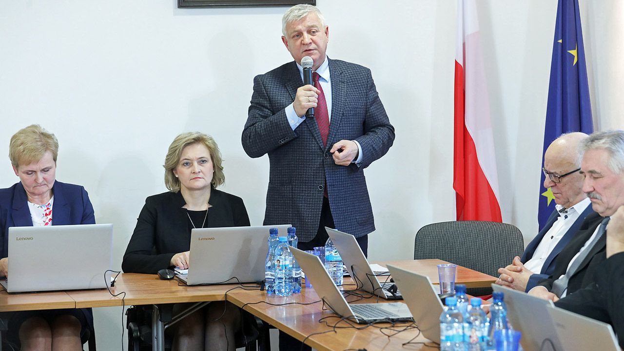 Burmistrz Hajnówki Jerzy Sirak (C) podczas nadzwyczajnej sesji Rady Miasta Hajnówka, 7 bm. Radni Hajnówki przyjęli stanowisko, w którym sprzeciwili się upamiętnianiu kpt. Romualda Rajsa "Burego" w trakcie marszu z okazji Dnia Pamięci Żołnierzy Wyklętych (fot. PAP/Artur Reszko) Burmistrz Hajnówki Jerzy Sirak (C) podczas nadzwyczajnej sesji Rady Miasta Hajnówka, 7 bm. Radni Hajnówki przyjęli stanowisko, w którym sprzeciwili się upamiętnianiu kpt. Romualda Rajsa "Burego" w trakcie marszu z okazji Dnia Pamięci Żołnierzy Wyklętych (fot. PAP/Artur Reszko)