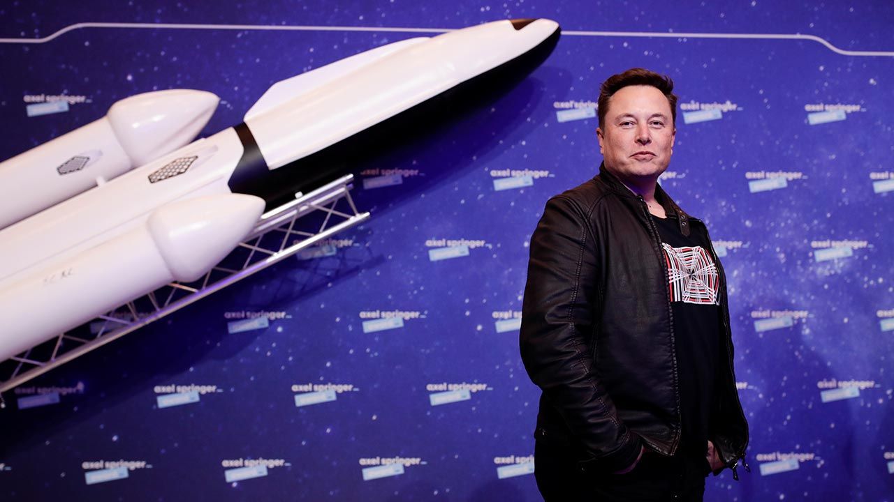 Majątek Elona Muska wynosi o 1,5 mld dol. więcej niż założyciela Amazon.com Jeffa Bezosa (fot. Hannibal Hanschke-Pool/Getty Images)