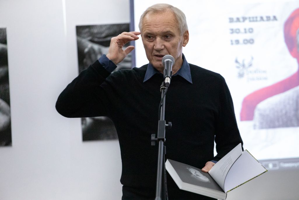 Вокладка кнігі «Алесь Бяляцкі». (Фота: Беларускі ПЭН / Facebook)