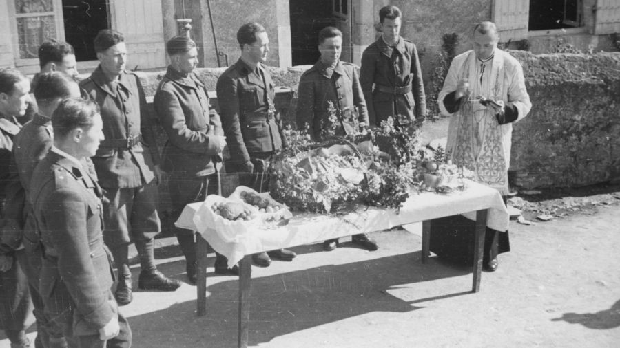 Obchody Wielkanocy w Wojsku Polskim we Francji w marcu 1940 roku Ksiądz święci pokarmy na stół wielkanocny. Fot. NAC/Archiwum Fotograficzne Czesława Datki, sygn. 18-249-5