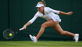 Magdalena Fręch błyszczy na kortach Wimbledonu (fot. Getty).