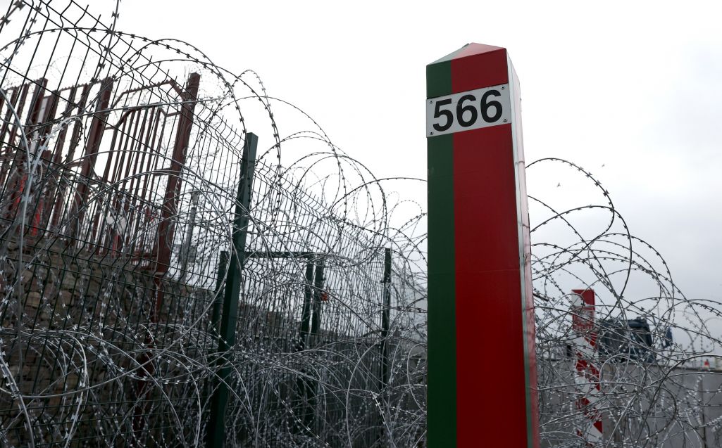 Калаж: Аліса Ганчар / Белсат (Фота: LUIS CORTES / Reuters / Forum)