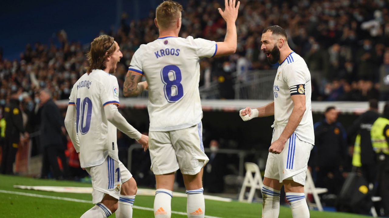Od lewej: Luka Modrić, Toni Kroos i Karim Benzema (fot. Getty Images)