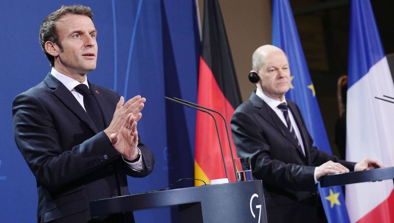 Prezydent Francji Emmanuel Macron rozmawiał w Berlinie z kanclerzem Olafem Scholzem (fot. PAP/EPA/Kay Nietfeld / POOL)