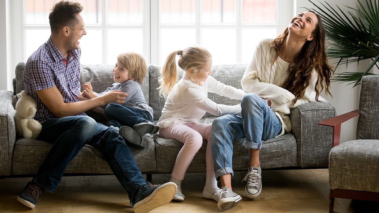 Od 20 lat Polacy oceniają, że osoby z ich towarzystwa najbardziej poświęcają się pracy i życiu rodzinnemu (fot. Shutterstock/fizkes)