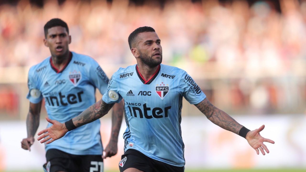 Dani Alves (z prawej) pozostaje bez klubu (fot. PAP)