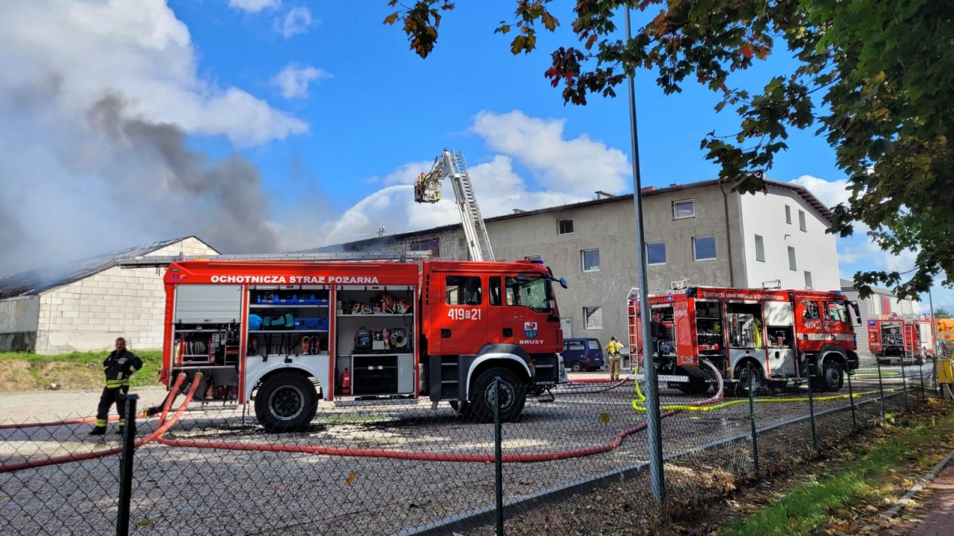 Trwa dogaszanie pożaru w koło Dwie osoby trafiły do szpitala [AKTUALIZACJA] [ZDJĘCIA] | Polskie Radio Koszalin