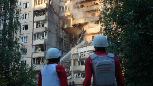 Пожарные тушат пожар в сильно пострадавшем жилом доме после ракетного обстрела в Киеве, Украина, 7 сентября 2025 года. Фото: Oleksii Filippov / AFP / East News