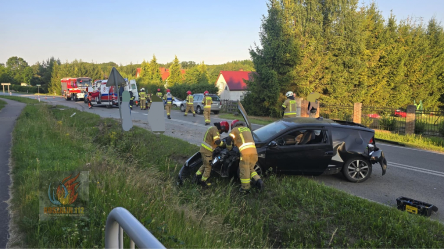 Czołowe zderzenie w Chłopskiej Kępie. Trzy osoby poszkodowane (fot: FB/Koszalin112)