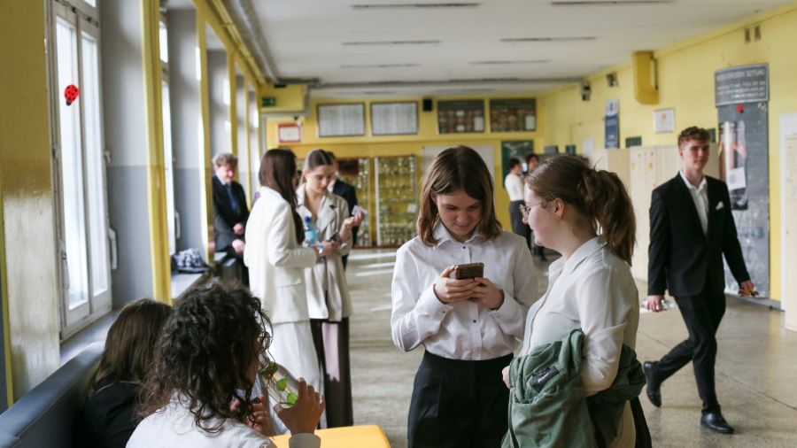 Egzamin pisemny z języka narodowego jest dla abiturientów ze szkół dla mniejszości narodowych egzaminem obowiązkowym na poziomie podstawowym (fot. ilustr. PAP/Lech Muszyński)