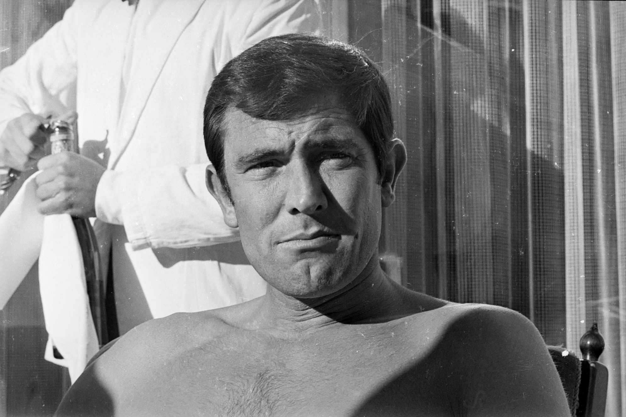 George Lazenby na planie filmu o Jamesie Bondzie „W tajnej służbie Jej Królewskiej Mości” w szwajcarskich Alpach. Fot. Larry Ellis