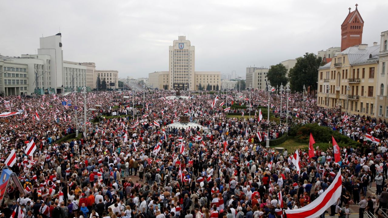 Tłumy na placu Niepodległości w Mińsku protestują przeciwko władzy (fot. AP/EPA/TATYANA ZENKOVICH)7