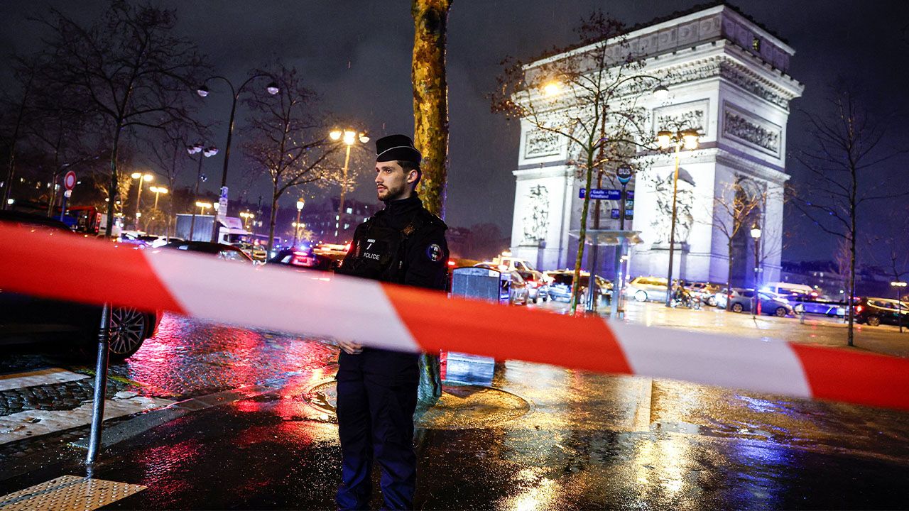Nożownik zaatakował w centrum Paryża. Padły strzały