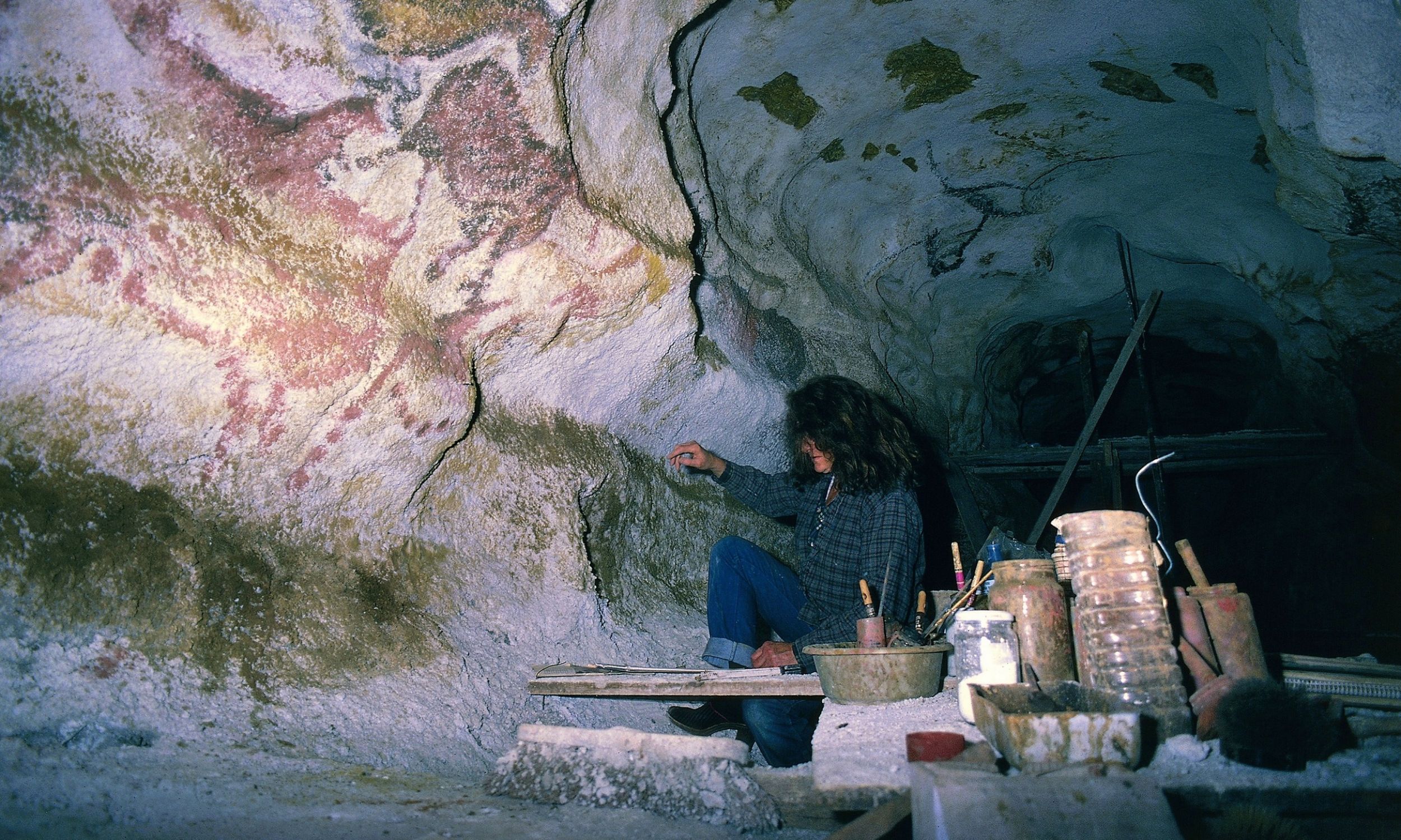 Prace konserwatorskie w grocie Lascaux. Jaskinię zamknięto dla turystów w 1963 roku, 20 lat później udostępniono zwiedzającym jej wierną kopię. Ostatnio do groty wstęp ma też tylko kilku naukowców i zaledwie dwa razy w miesiącu. Mimo to oryginalne malowidła niszczeją na skutek działania pary wodnej i dwutlenku węgla. Na ścianach pojawił się grzyb, rysunki zaczęły pokrywać się ciemnymi plamami. Fot. DEA / C. SAPPA / De Agostini / Getty Images