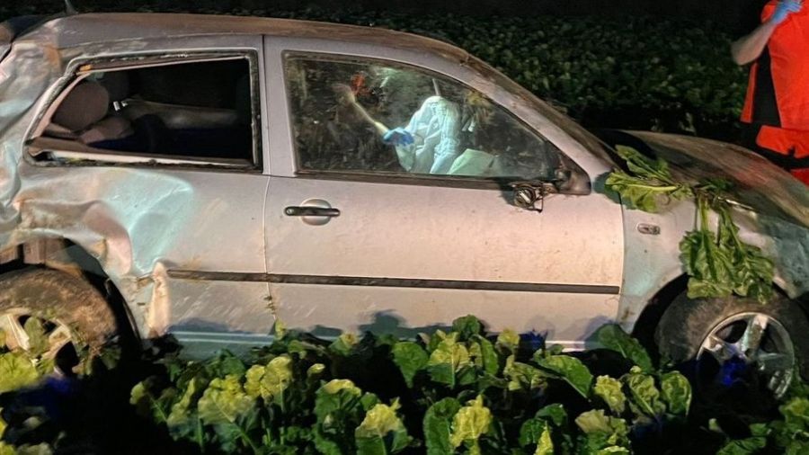 Po dachowaniu, auto znalazło się w polu z burakami (fot. KPP w Nakle)
