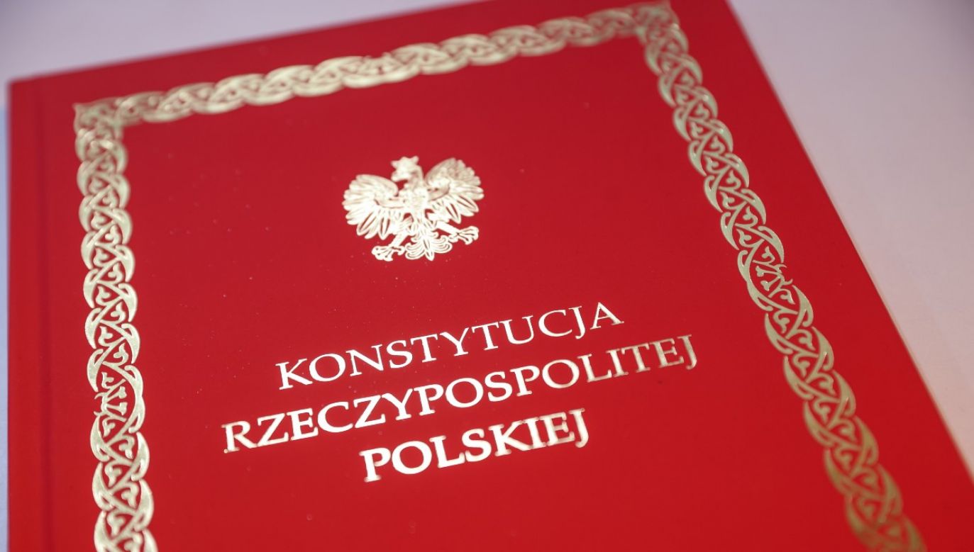Zmianę konstytucji uchwala Sejm większością co najmniej 2/3 głosów oraz Senat bezwzględną większością głosów (fot. PAP/Leszek Szymański)