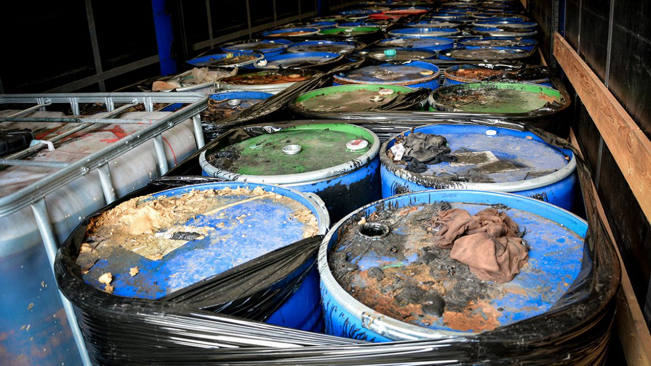 Nielegalne składowisko odpadów niebezpiecznych odkryte podczas akcji (fot. CBŚP)