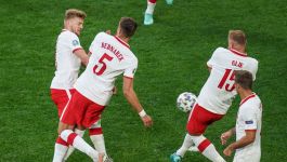 Kamil Jóźwiak, Jan Bednarek i Kamil Glik próbują zablokować strzał Milana Skriniara (fot. Getty Images)