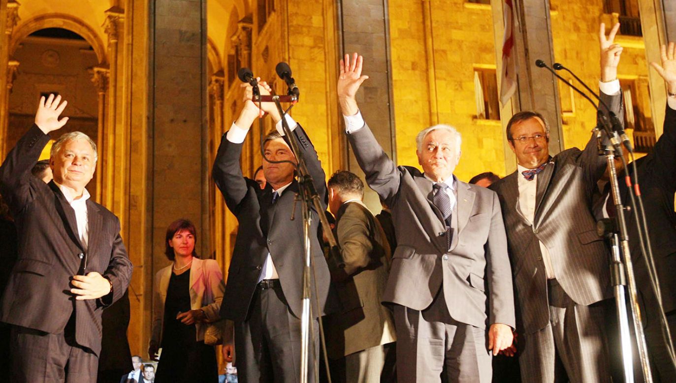 Od lewej: Prezydent Lech Kaczyński, prezydent Ukrainy Wiktor Juszczenko, prezydent Litwy Valdas Adamkus i prezydent Estonii Toomas Hendrik Ilves podczas wiecu w Tbilisi, (fot. arch.PAP/Radek Pietruszka)