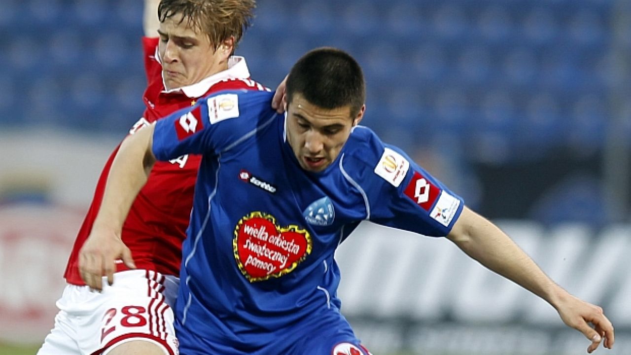 Cezary Wilk (L) walczy o piłkę z Pawłem Lisowskim (fot.PAP/Andrzej Grygiel)