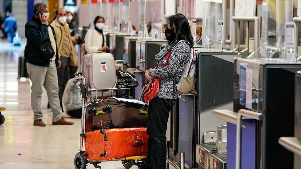 Zakażone osoby przyjechały z Wielkiej Brytanii (fot. Paul Hanna/Bloomberg via Getty Images)