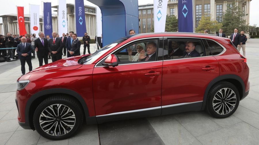 SUV Togg T10X jest autem elektrycznym numer jeden w Turcji i cieszy się uznaniem m.in. prezydenta Recepa Erdogana (Fot.:  dia images via Getty Images)