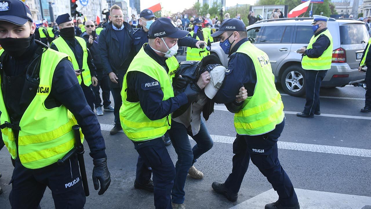 Zaatakowali policjantów, później chcieli nagrywać reakcję (fot. PAP/Radek Pietruszka)