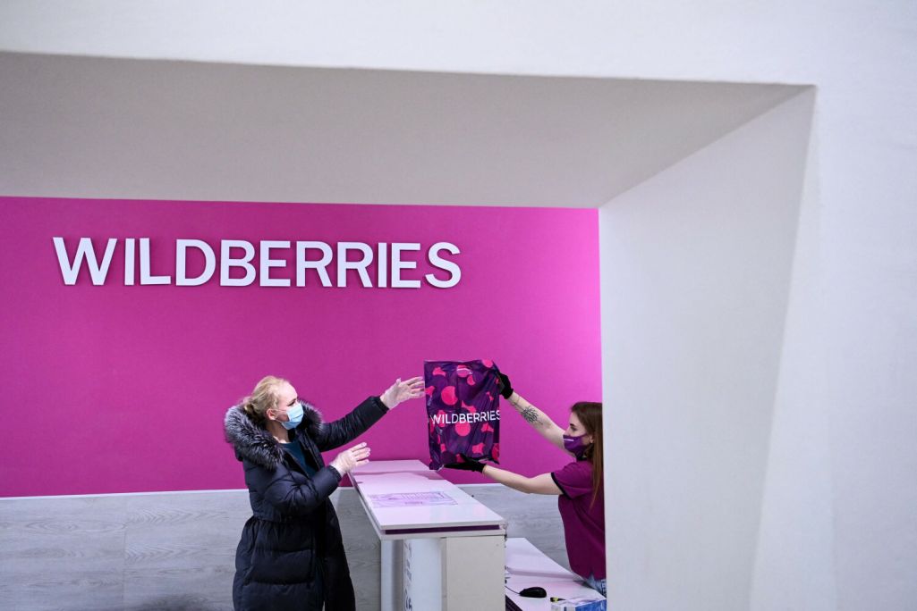 Жанчына атрымлівае свой заказ у пункце самавывазу «Wildberries» у Маскве, Расея. 24 сакавіка 2021 года. (Фота: Kirill Kudryavtsev / AFP / East News)