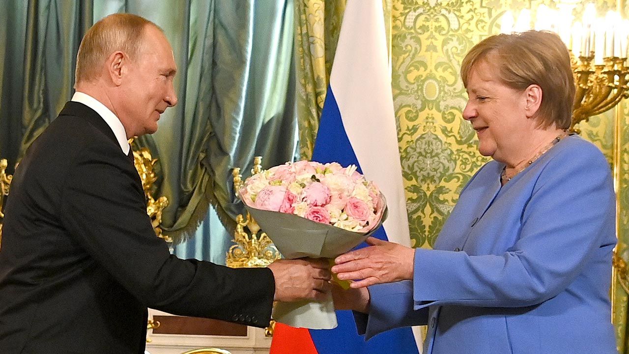 Władimir Putin i Angela Merkel często dogadywali się wbrew interesom UE (fot. Forum/TASS/ Yevgeny Odinokov)