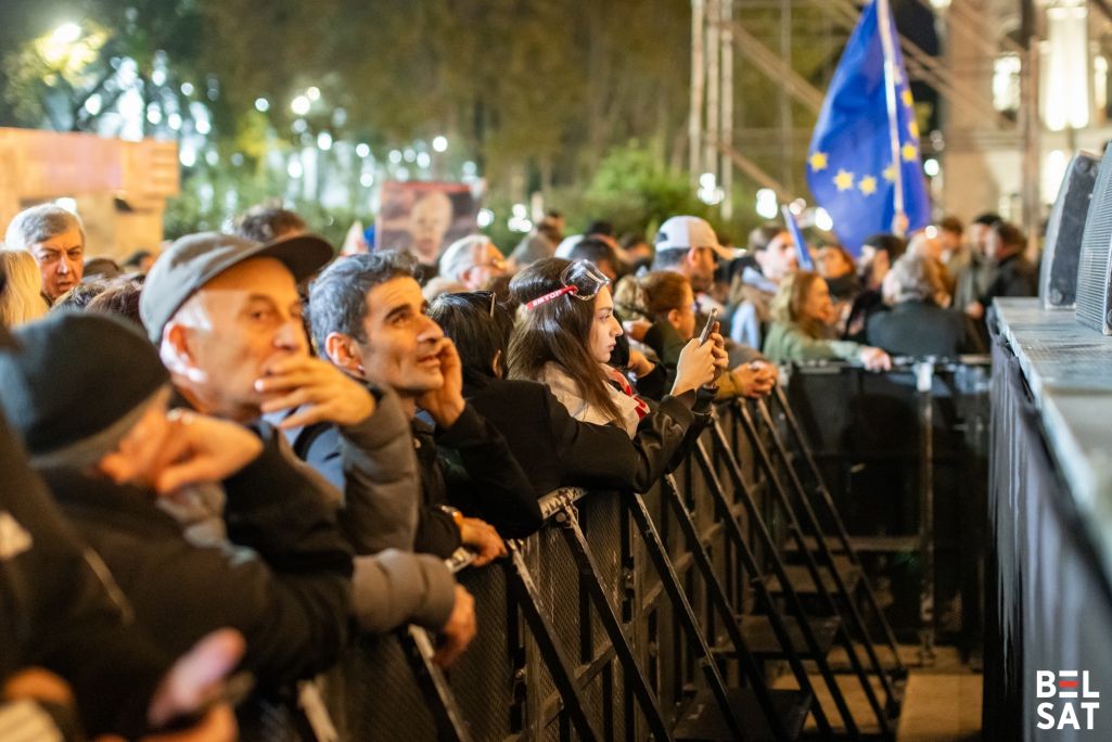 Мітынг апазіцыі перад будынкам парламента на праспекце Руставэлі. Тбілісі, Грузія. 28 кастрычніка 2024 года. Фота: Белсат