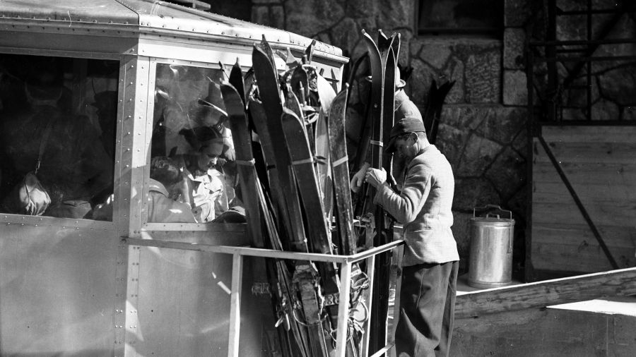 Kolejka linowa z Kuźnic na Kasprowy Wierch. Transport nart w platformie przymocowanej na zewnątrz wagonika pasażerskiego, 1936 r. Fot. NAC/IKC, sygn. 1-G-3825-3