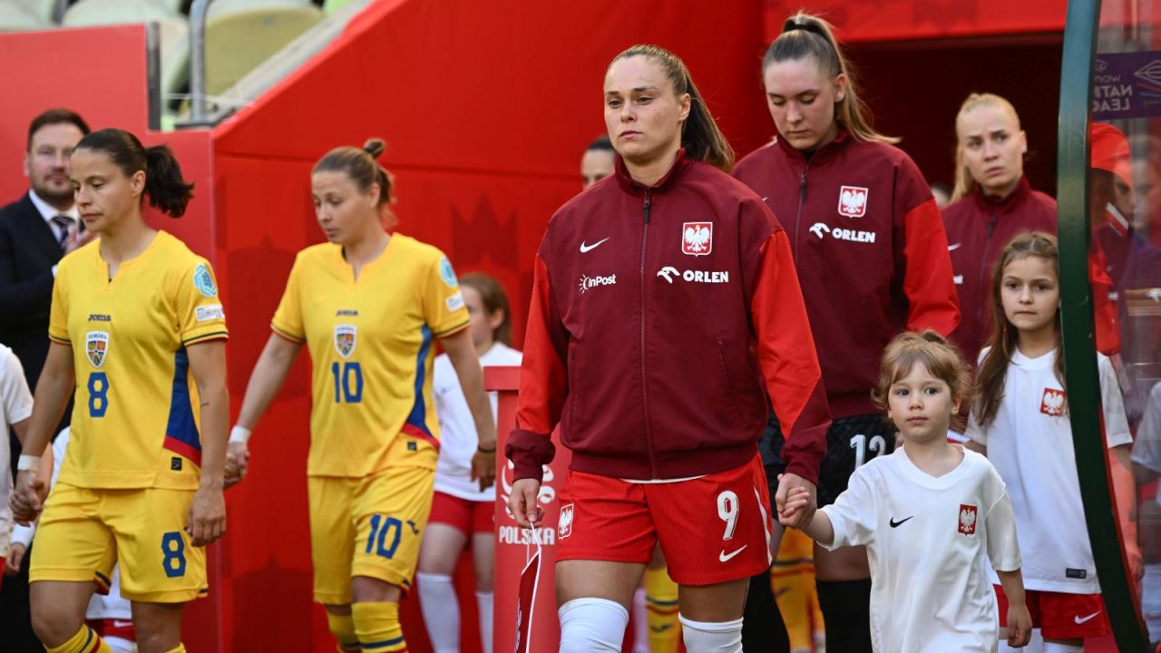 Ewa Pajor wyprowadza reprezentację Polski (fot. Getty Images)