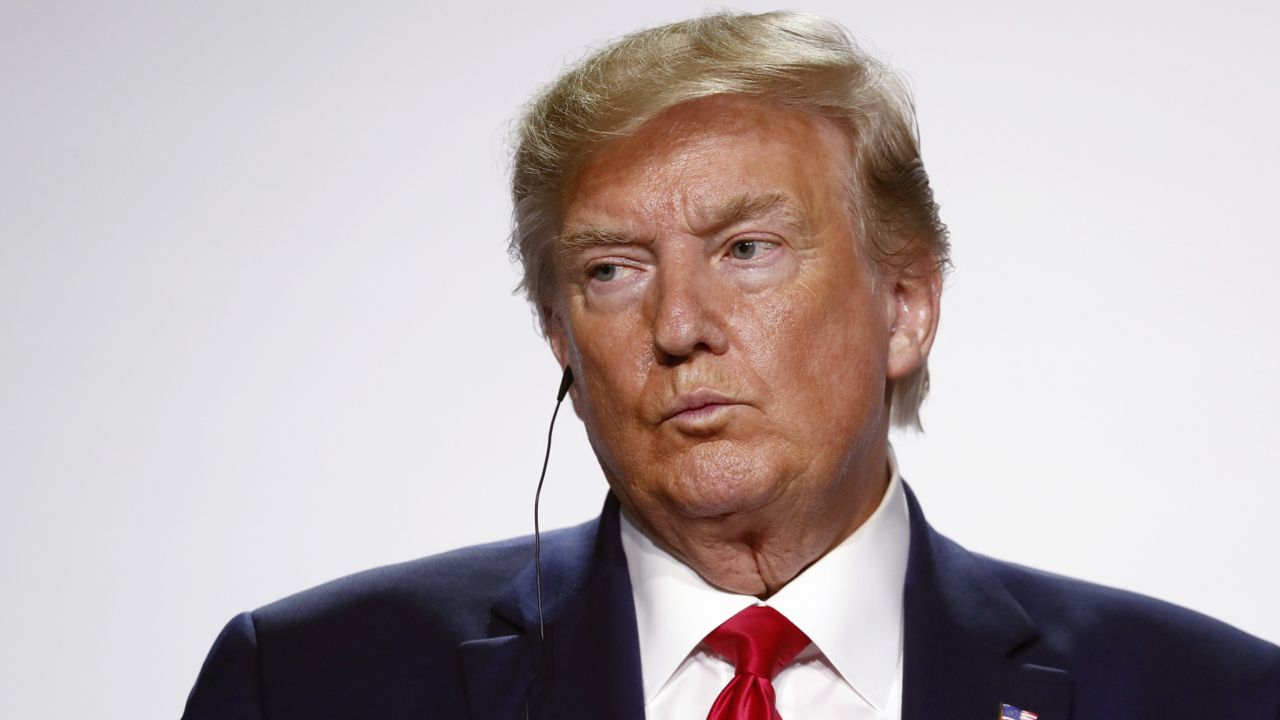 Prezydent Donald Trump odwołuje podróż do Polski z powodu nadciągającego nad Florydę huraganu.(fot. PAP/EPA/IAN LANGSDON) Prezydent Donald Trump odwołuje podróż do Polski z powodu nadciągającego nad Florydę huraganu.(fot. PAP/EPA/IAN LANGSDON)