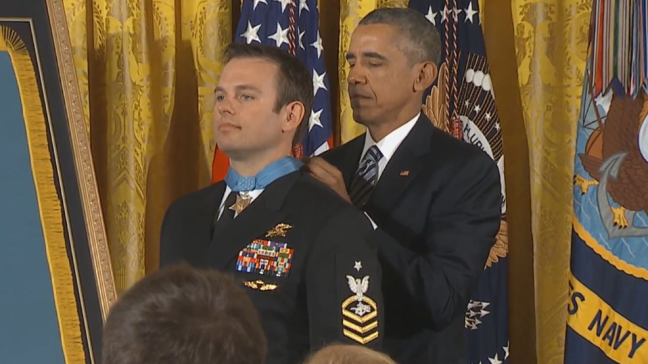 Komandos Navy SEAL Edward Byers otrzymał Medal Honoru (fot. YouTube/PBSNewsHour)