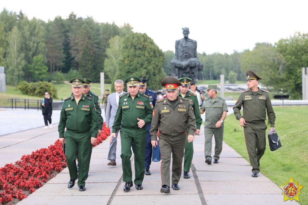 Удзельнікі «ІІ Міжнароднага антыфашысцкага кангрэсу» (Фота: Ян Гарбанюк / «Ваяр»)