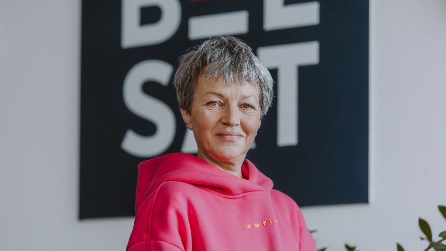 Былая прадстаўніца тэлеканалу «Белсат» у Беларусі і палітзняволеная Ірына Слаўнікава ў офісе «Белсату». Варшава, Польшча. 6 лістапада 2025 года. Фота: Рауль Дзюк / Белсат