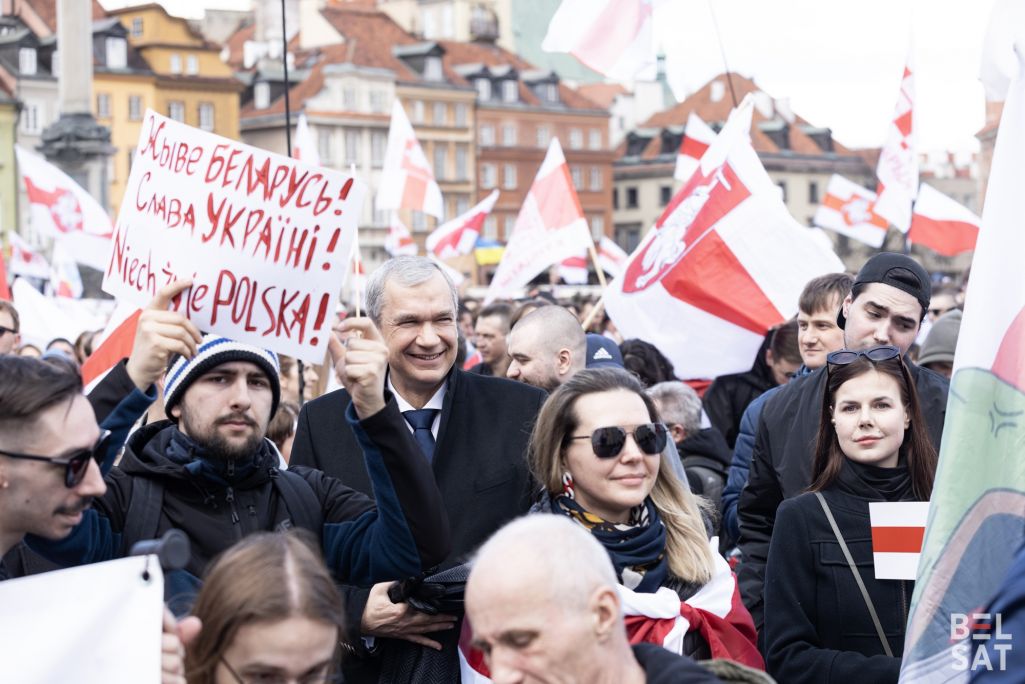 Святкаванне Дня волі ў Варшаве, Польшча. На здымку (пасярэдзіне) – Павел Латушка. 25 сакавіка 2023 года. (Фота: Ян Лісіцкі / Белсат)