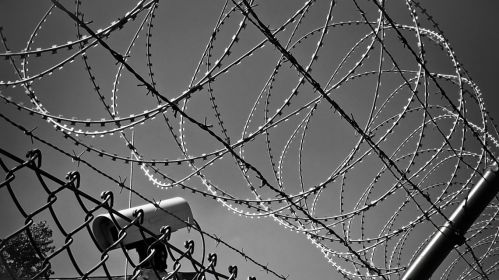 Barbed wire and surveillance camera. The picture is illustrative. Photo: Rawpixel.com, CC0