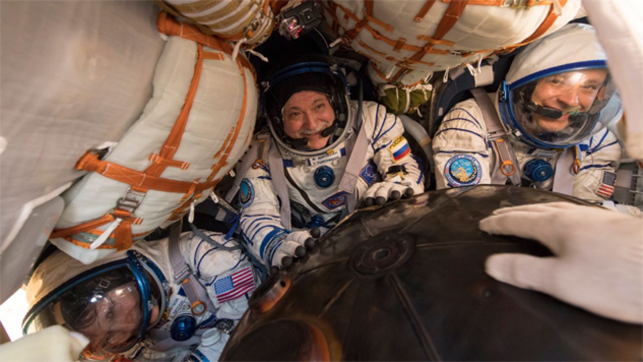 Kapsuła z astronautami wylądowała w stepie w środowym Kazachstanie (fot. PAP/EPA/NASA/BILL INGALLS HANDOUT)